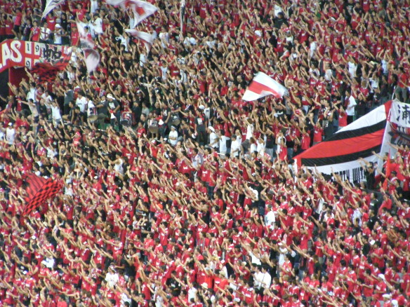 埼玉スタジアム２００２ホーム側ゴール裏は浦和レッズサポーターたちの怒涛の応援が響き渡る